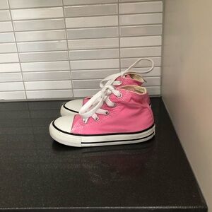 EUC Converse girl’s Chuck Taylor High top sneakers